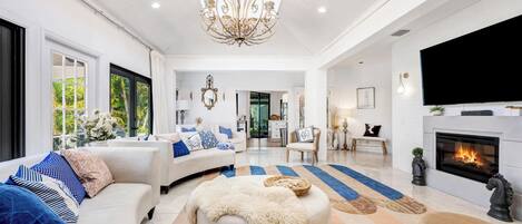 Smart TV, chimenea, impresora