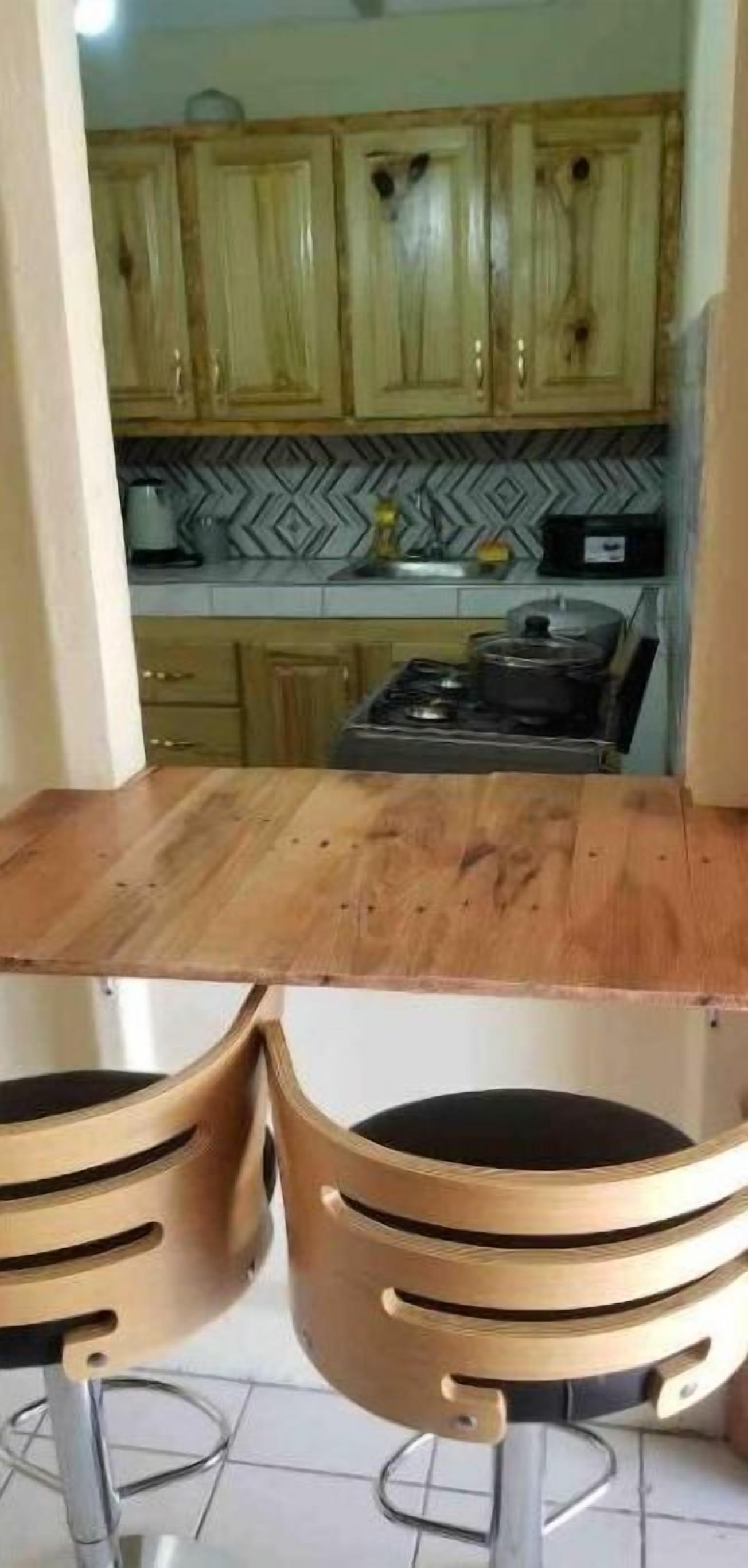 Kylskåp, mikrovågsugn, spishäll och vattenkokare