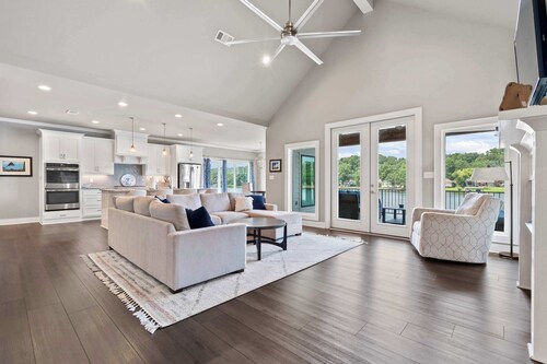 Luxe Waterfront Home in Hot Springs