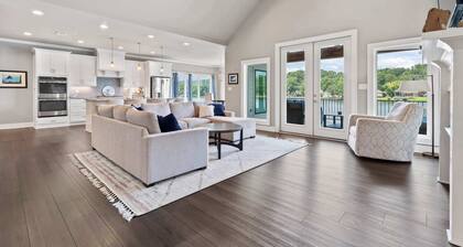 Luxe Waterfront Home in Hot Springs