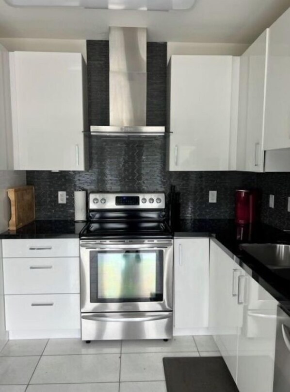 Geladeira, micro-ondas, fogão, cooktop