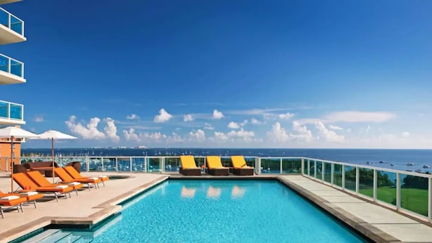 A rooftop pool with lounge chairs and a view of the ocean. - ARYA HOTEL STUDIO OCEAN VIEW BALCONY FREE PARKING (Miami)