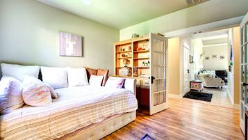 3 bedrooms, desk, iron/ironing board, free WiFi