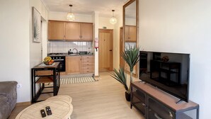 Un apartamento moderno con cocina, comedor y sala de estar.