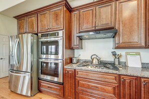 Fridge, microwave, stovetop, dishwasher