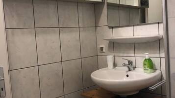 Room, 1 Bedroom, City View | Bathroom