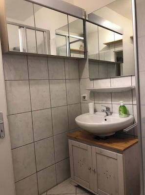 Room, 1 Bedroom, City View | Bathroom - Room in Apartment - Bright Room in the Center of Kempten (Kempten)