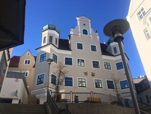 A multi-story building with a central tower, multiple windows, and a small balcony. - Room in Apartment - Bright Room in the Center of Kempten (Kempten)