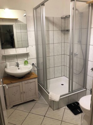 Zimmer, 1 Schlafzimmer, Stadtblick | Badezimmerausstattung