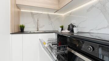 Fridge, oven, stovetop, dishwasher