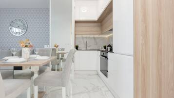 Fridge, oven, stovetop, dishwasher