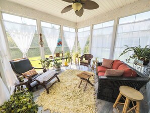 Smart TV, chimenea y libros