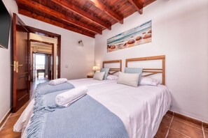 4 bedrooms, in-room safe, desk, iron/ironing board - Villa Aurelia - Pool, Jacuzzi, BBQ and Ping-Pong By Lanzarote Vacation Homes (Playa Blanca)