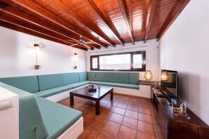 TV, table football, ping pong - Villa Aurelia - Pool, Jacuzzi, BBQ and Ping-Pong By Lanzarote Vacation Homes (Playa Blanca)