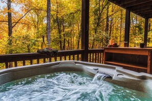 Outdoor spa tub - Gatlinburg Cabin, Mountain Woods, Hot Tub, Game Room, 2 King Beds, Workout Area (Sevierville)