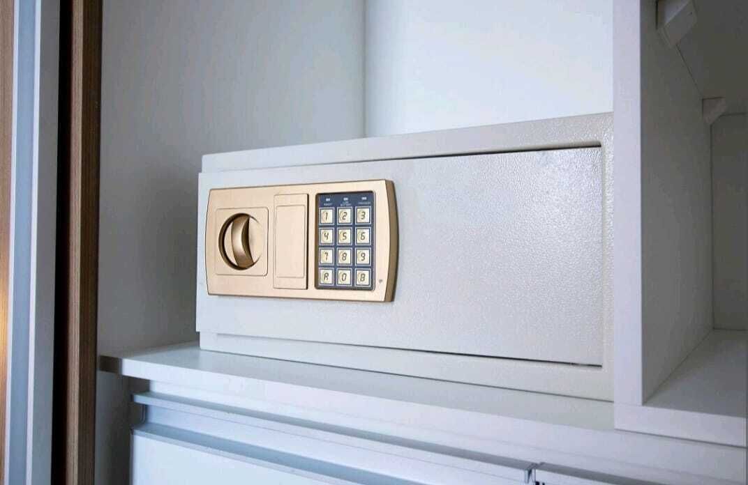 Un système d’interphone mural doté d’un clavier et d’un bouton circulaire.