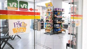 A supermarket interior with aisles stocked with various products, a refrigerated section, and a visible sign for 'Pão de Anjo'. - Apartment 5 guests Santo André near AV Estado Prox Shopping (Utinga Santo André)