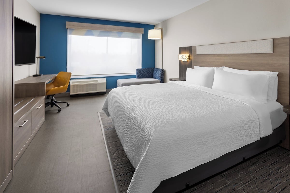 Standard Room, 1 King Bed (Walk-In Shower) | Free WiFi, bed sheets