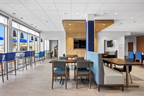 Holiday Inn Express & Suites Marinette by IHG