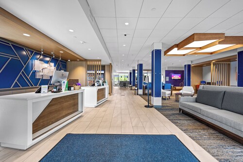 Holiday Inn Express & Suites Marinette by IHG