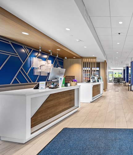 Holiday Inn Express & Suites Marinette by IHG