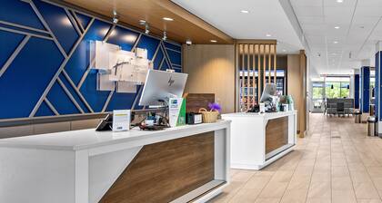 Holiday Inn Express & Suites Marinette by IHG