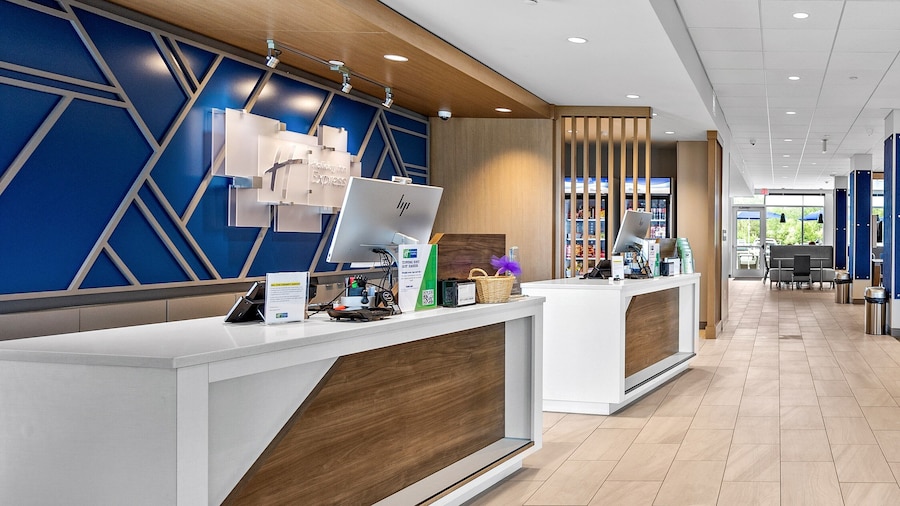 Holiday Inn Express & Suites Marinette by IHG