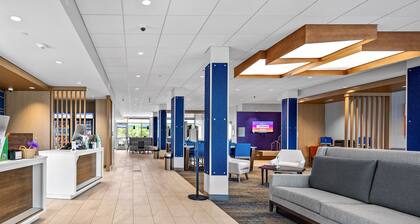Holiday Inn Express & Suites Marinette by IHG