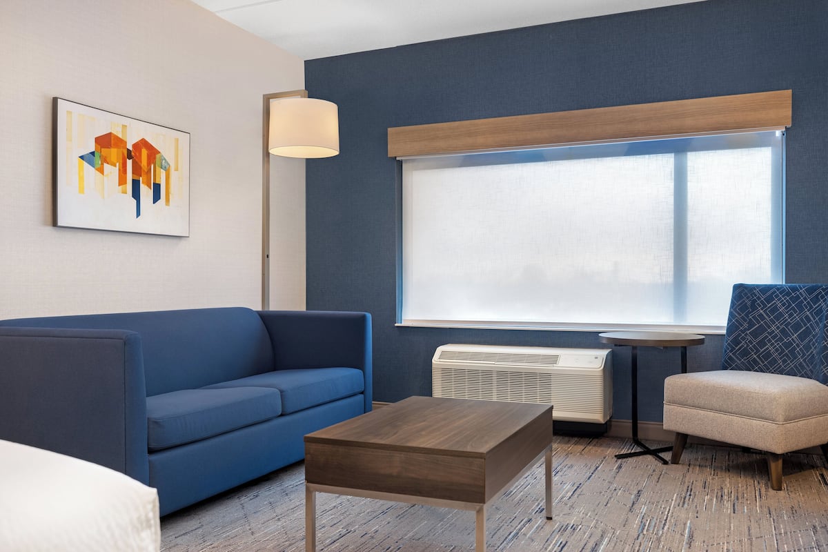 1 slaapkamer, een kluis op de kamer, een bureau