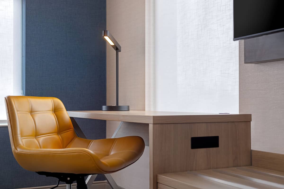 1 slaapkamer, een kluis op de kamer, een bureau