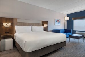 Cofres nos quartos, escrivaninha, ferros/tábuas de passar roupa