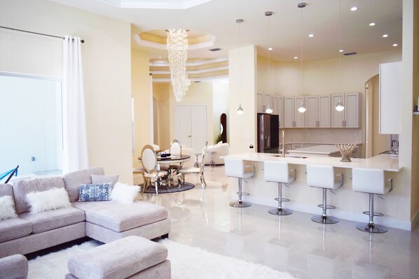 Smart TV - Live in Luxury in Naples, Brand new home! Peaceful, private and min to Beach. (Naples)