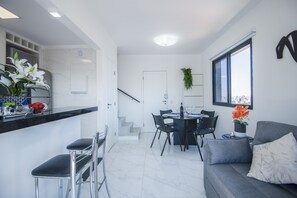 Apartment | Living area - Duplex em Pinheiros com piscina e AC (São Paulo)