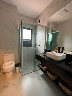 Apartment | Bathroom | Shower, hair dryer, towels, soap - Apart Cauda da Baleia (Garopaba)