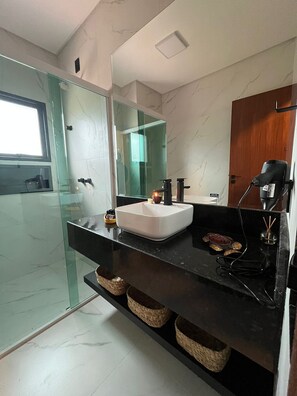 Apartment | Bathroom | Shower, hair dryer, towels, soap