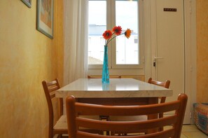 Lägenhet - 1 sovrum - balkong - utsikt mot staden | Vardagsrum