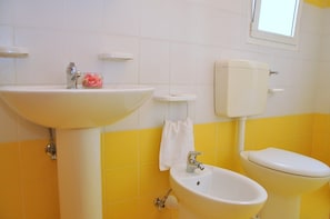 Ein Badezimmer mit Waschbecken, Bidet und Toilette.