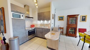 Réfrigérateur, micro-ondes, four, lave-vaisselle