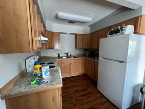 Private kitchen - Immediate access to Downtown Anchorage and Park Strip! Lux 2 bedroom (Anchorage)