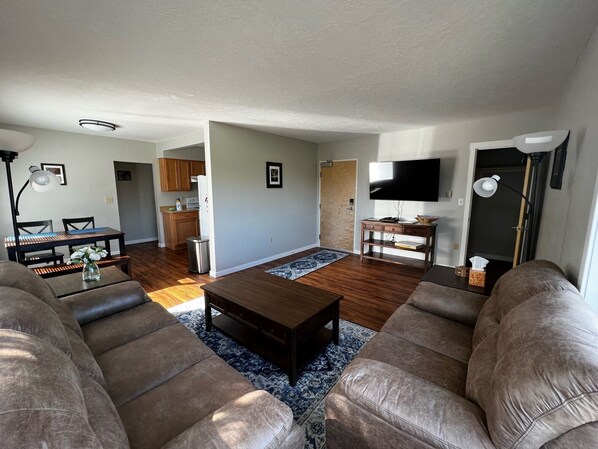 TV - Immediate access to Downtown Anchorage and Park Strip! Lux 2 bedroom (Anchorage)