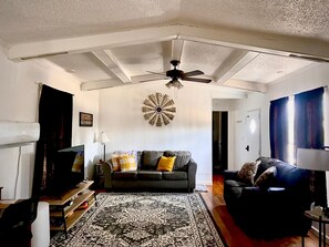 Smart TV - Home in Concord. A cozy getaway (Concord)