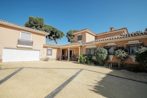 Exterior - 1072 Beachfront El Paraiso Retreat with Private Pool & BBQ (Estepona)
