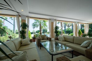 Property grounds - 1072 Beachfront El Paraiso Retreat with Private Pool & BBQ (Estepona)