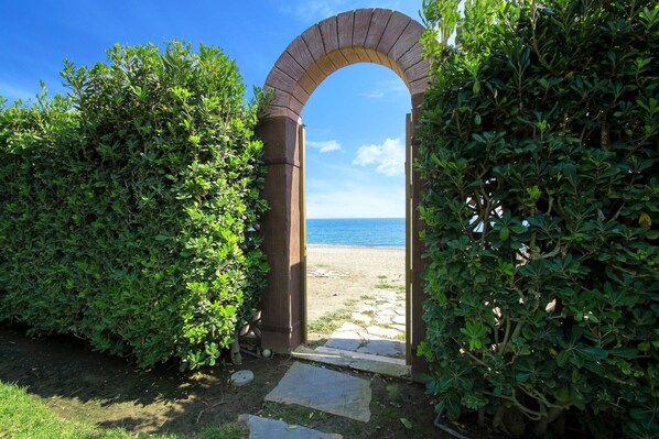 Property grounds - 1072 Beachfront El Paraiso Retreat with Private Pool & BBQ (Estepona)