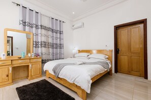 3 bedrooms, iron/ironing board, free WiFi, bed sheets