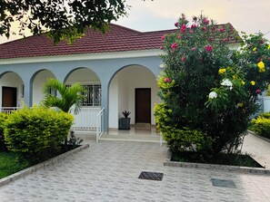 Exterior - Cosy family orientated Villa only minutes from the beach and essential amenities (Bijilo)