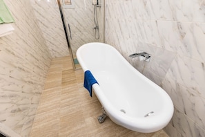 Bruser, hårtørrer, håndklæder, Toiletpapir