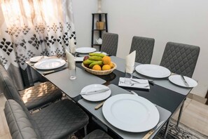 Dining - Cosy family orientated Villa only minutes from the beach and essential amenities (Bijilo)