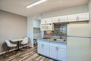 Tina con regadera y toallas 