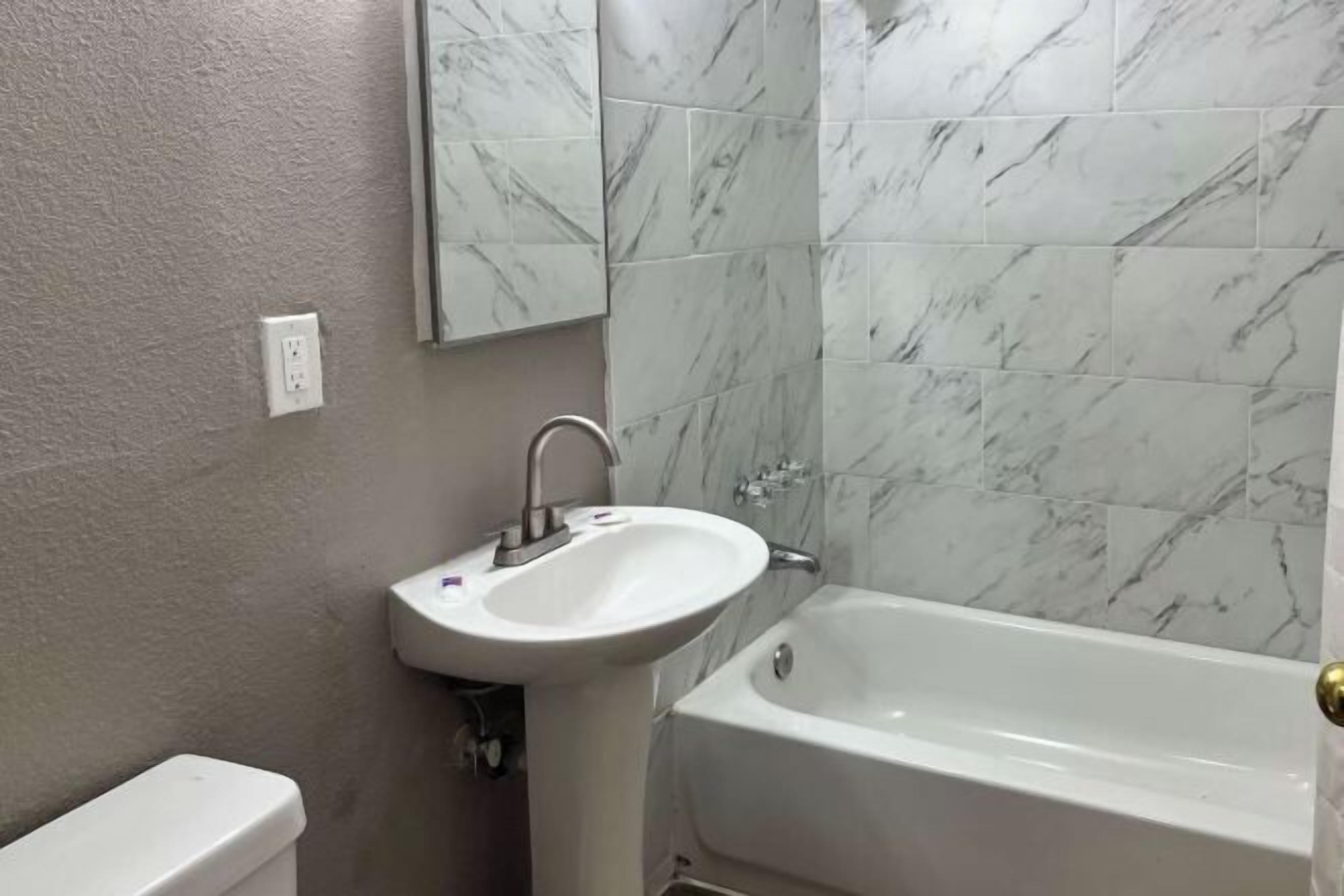 Baño | Tina con regadera y toallas 